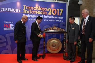 Opening ceremony of Trenchless Indonesia 2017 (From L-R: Mr Raswari, MM, Chairman of Indonesian Professional Engineer Association, Guest of Honor – Mr Eddy Ganefo, Chairman of Indonesian Chamber of Commerce and Industry, Mr David Chow, Director HQ Bizlink